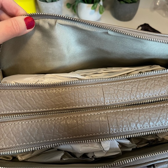 New with tags Danier leather purse with crossbody strap Taupe colour - Picture 5 of 11